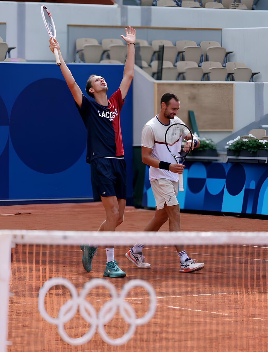 DaniilMedwed's tweet image. My thoughts on playing on the RG clay twice this year🤣🤣😉😉