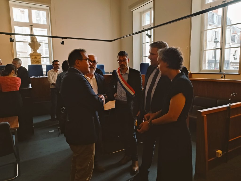 EmmDuplessy's tweet photo. Ce matin, le tribunal de commerce a reconnu le projet de SCOP Duralex comme étant celui apportant les meilleures garanties sur le maintien de l'emploi, l'apurement du passif et la pérennité de l'activité ! 

Vive Duralex ! Vive la SCOP et l'auto organisation des travailleurs ! https://t.co/GW4Kbgovqu