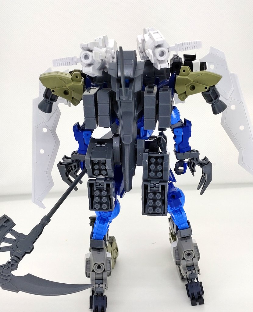 LECROSSBONES's tweet image. #カスタマイズミッションズEX
#スグミッションズコース
マスカレイド
ポルタノヴァの改修機体
前面に追加武装とセンサーを兼ねた増加装甲を装備することにより強力な砲撃機体となるがアーマーをパージすることにより本来の高速格闘機体にパラメータを変動させることができる