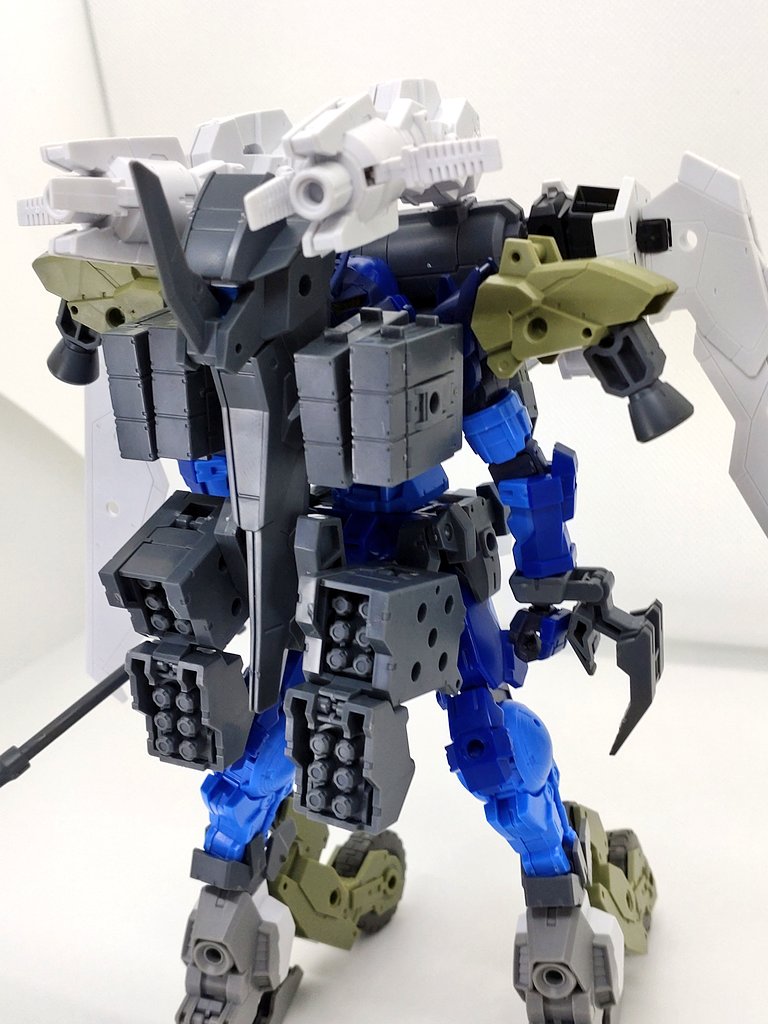 LECROSSBONES's tweet image. #カスタマイズミッションズEX
#スグミッションズコース
マスカレイド
ポルタノヴァの改修機体
前面に追加武装とセンサーを兼ねた増加装甲を装備することにより強力な砲撃機体となるがアーマーをパージすることにより本来の高速格闘機体にパラメータを変動させることができる