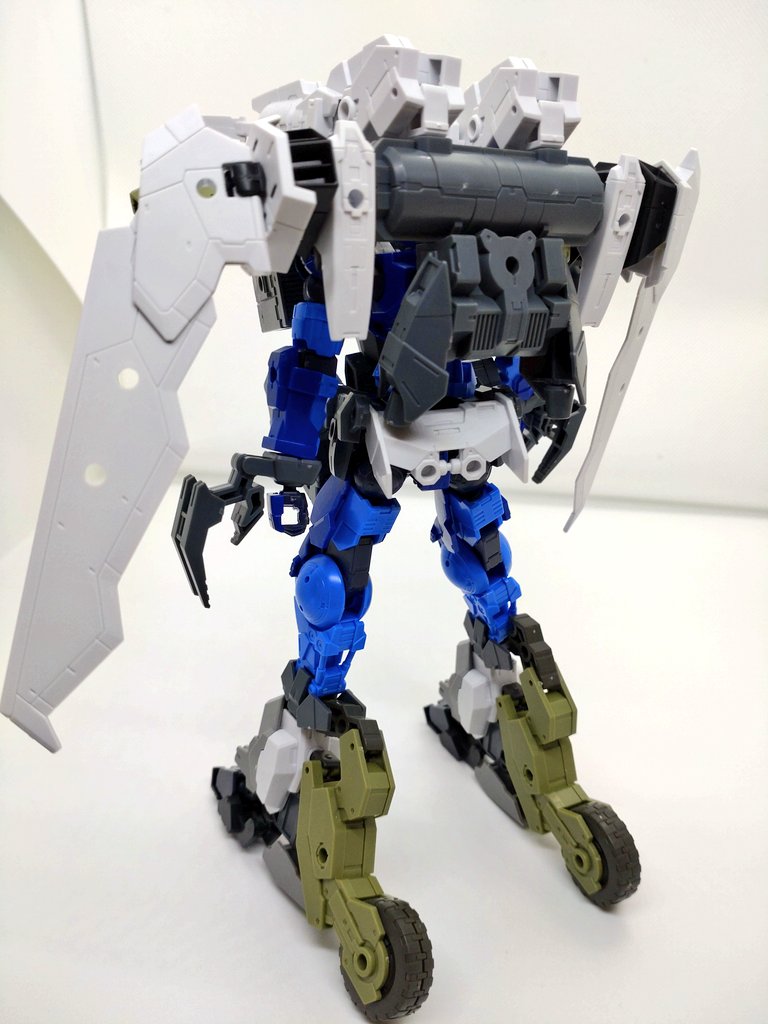 LECROSSBONES's tweet image. #カスタマイズミッションズEX
#スグミッションズコース
マスカレイド
ポルタノヴァの改修機体
前面に追加武装とセンサーを兼ねた増加装甲を装備することにより強力な砲撃機体となるがアーマーをパージすることにより本来の高速格闘機体にパラメータを変動させることができる