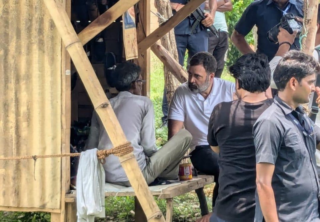 JaikyYadav16's tweet image. अरे ये कैसा नेता है यार? इस नेता को अब तक नेता बनने का श‌ऊर ही नहीं आया।

हमारे यहां नेता जी एक ज़िला पंचायत भी होते हैं तो भौकाल रहता है उनका। ऐसे वो नहीं बैठते हैं किसी खोखे पर।

ये आदमी प्रधानमंत्री बनना चाहता है और देखो एक ही T-shirt में घूमता है, ऐसे कैसे बनोगे प्रधानमंत्री?…