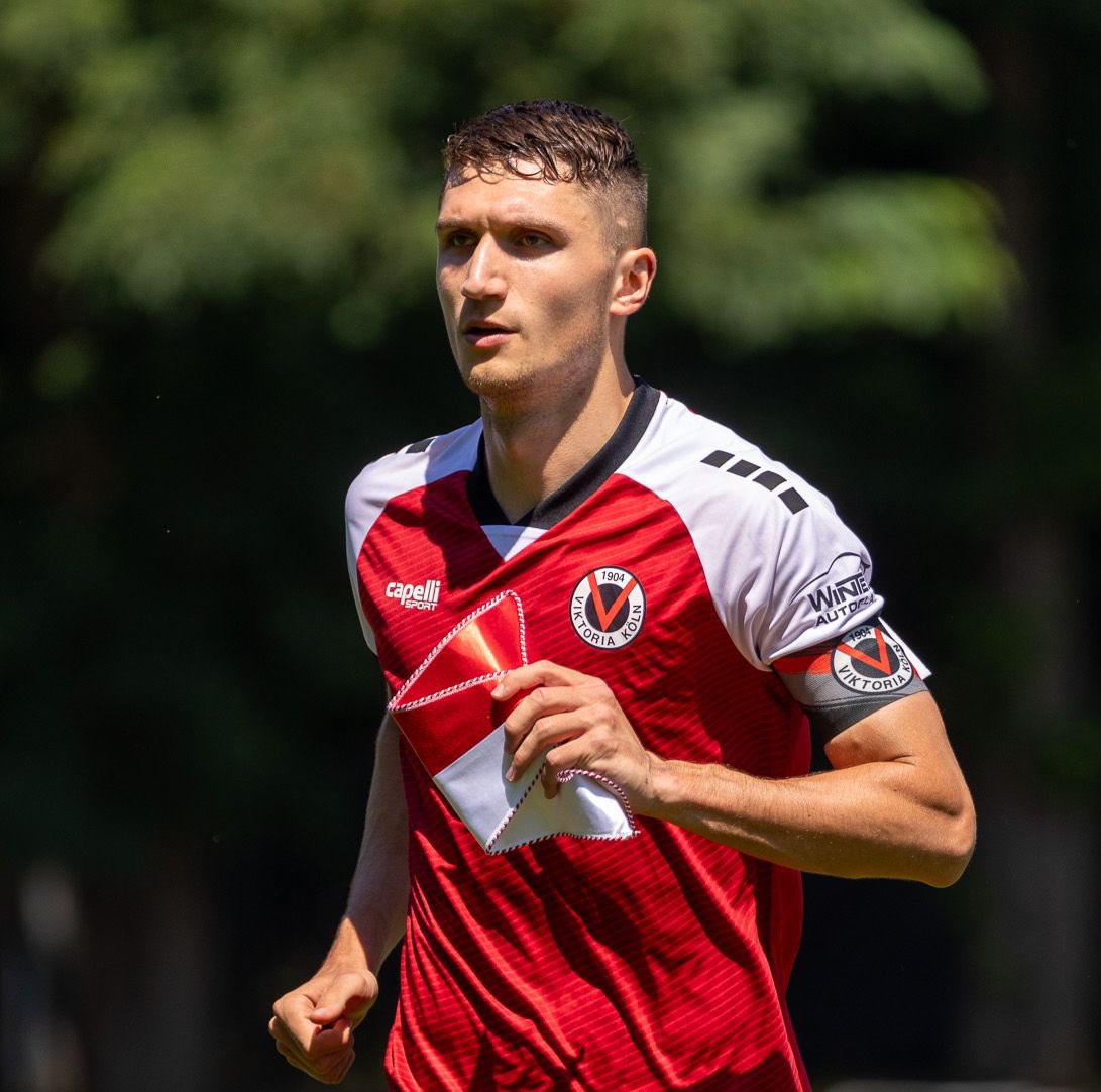 Christoph Greger ist neuer 𝙑𝙞𝙠𝙩𝙤𝙧𝙞𝙖-𝙆𝙖𝙥𝙞𝙩ä𝙣, sein Stellvertreter ist Innenverteidiger-Kollege Lars Dietz. ⚽️🤝

↪️ Den Mannschaftsrat komplettieren Moritz Fritz, Patrick Koronkiewicz, Albion Vrenezi und Niklas May
_______
#Vussball