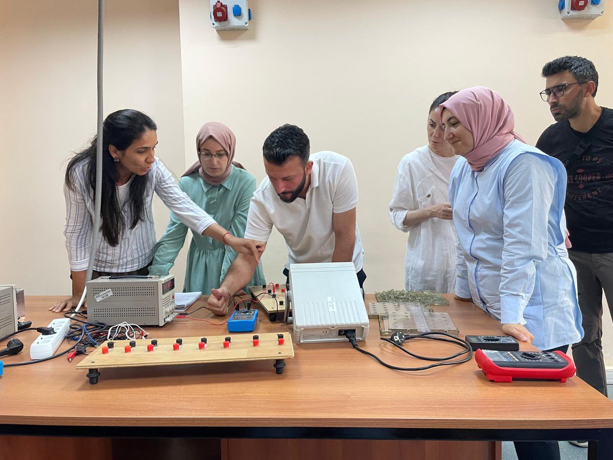 Ist_Akademiler's tweet image. Maarif Modeli İstanbul Yaz Atölyeleri kapsamında, Sayısal Bilimler Atölyelerimizin düzenlediği Fizik Laboratuvar Uygulamaları atölyesi Dr. Öğr. Üyesi Yaşar Karabul hocamızın eşliğinde Yıldız Teknik Üniversitesinde gerçekleştirildi.
@tcmeb @istanbulilmem @MucahitYentur