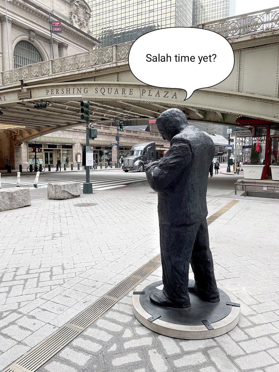 Onunden gecince hep namazi hatirlatiyor da. 
Ya bir de New Yorkun gobeginde daha Muslumanca, (muslumanca heykel olur mu bilmem de:)) yuzu ve gozleri olmayan heykelcik. Vay agkedes.