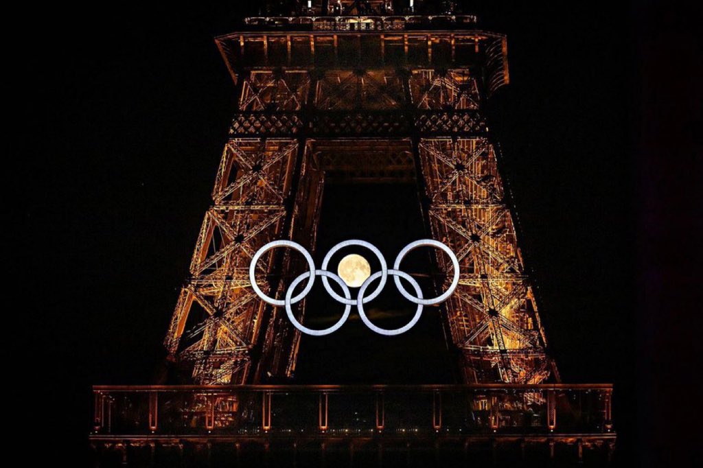 The full moon perfectly aligned with the Olympic rings on the Eiffel Tower! 😮📸🤯