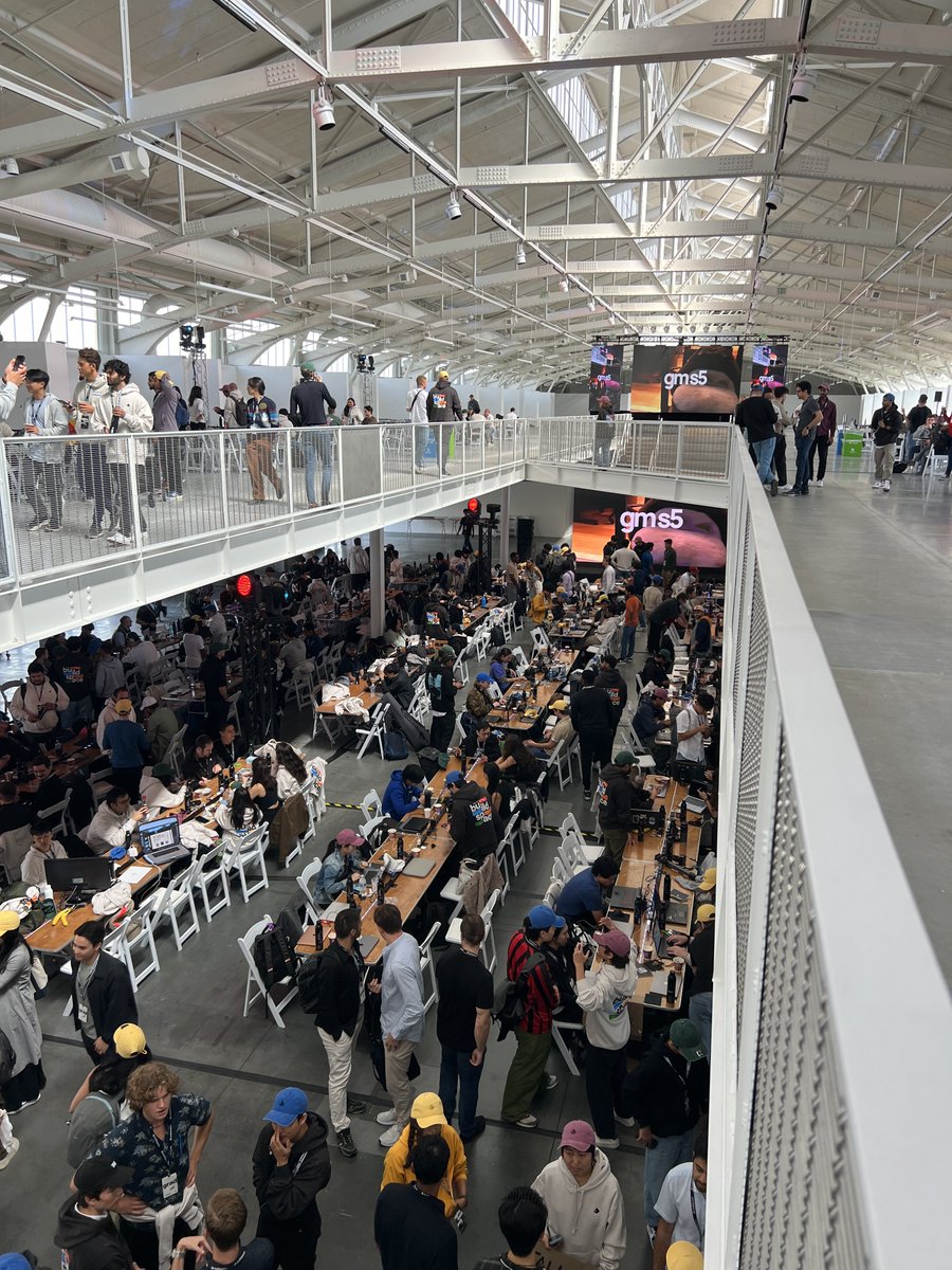 gracepace_'s tweet image. Happy to be at buildspace irl in San Francisco!! 

@_buildspace @_nightsweekends #buildspace