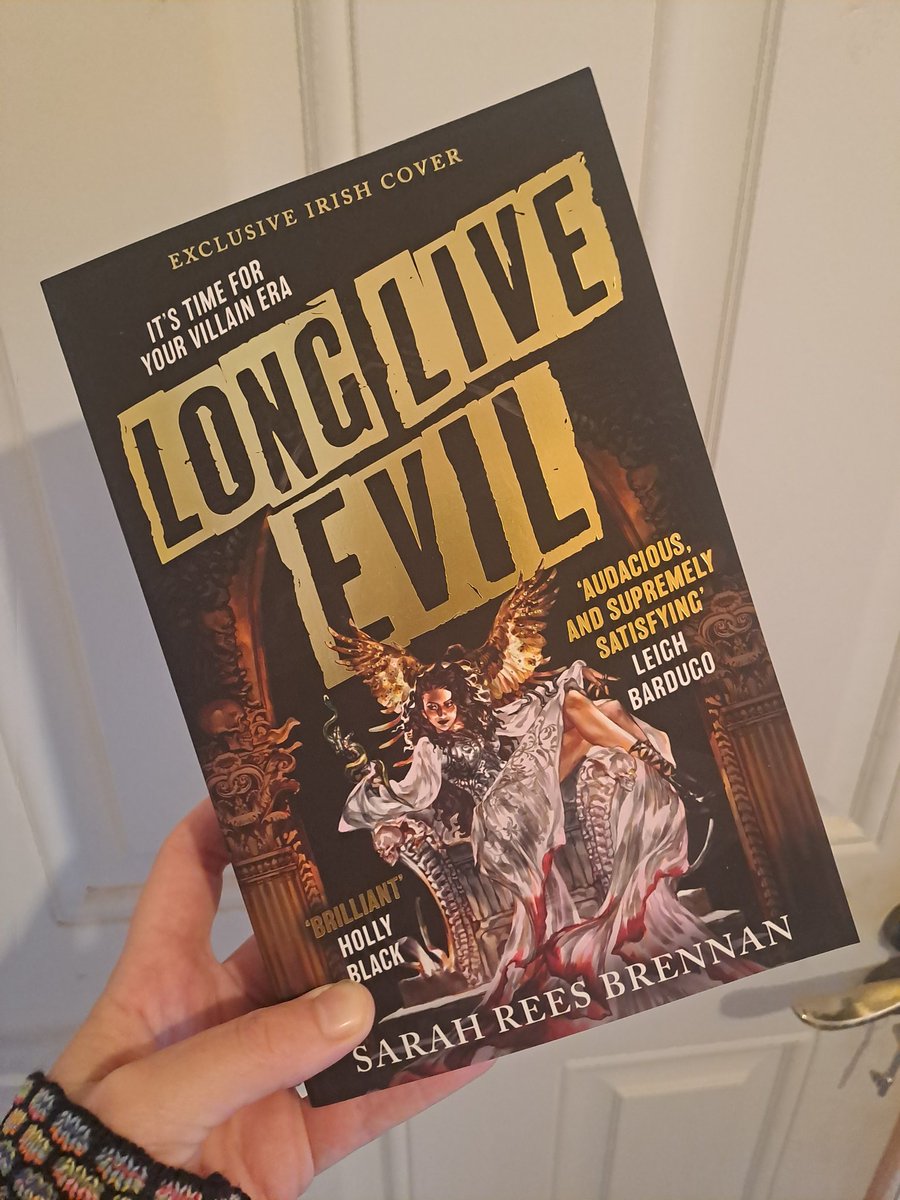 CTOMahony1's tweet image. Ooh look what arrived in the post today! Can&apos;t wait to get stuck in @sarahreesbrenna 📚 #amreading #mustread #fantasyreader