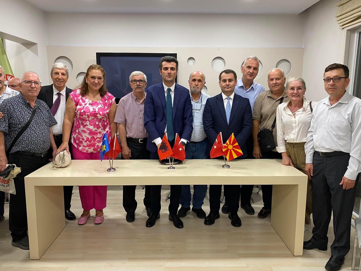 kosderplatform's tweet photo. KosovaDerneklerPlatformu olarak Kosova İstanbul Başkonsolosu Suzan Novoberdaliu,Arnavutluk İstanbul Başkonsolosu Armand Shandro veKuzey Makedonya İstanbul Başkonsolosu İdris Fazlioski’yi,dernek merkezinde misafir ettik. Değerli başkonsoloslarımıza ziyaretleri için teşekkür ederiz https://t.co/8VgmRZO2le