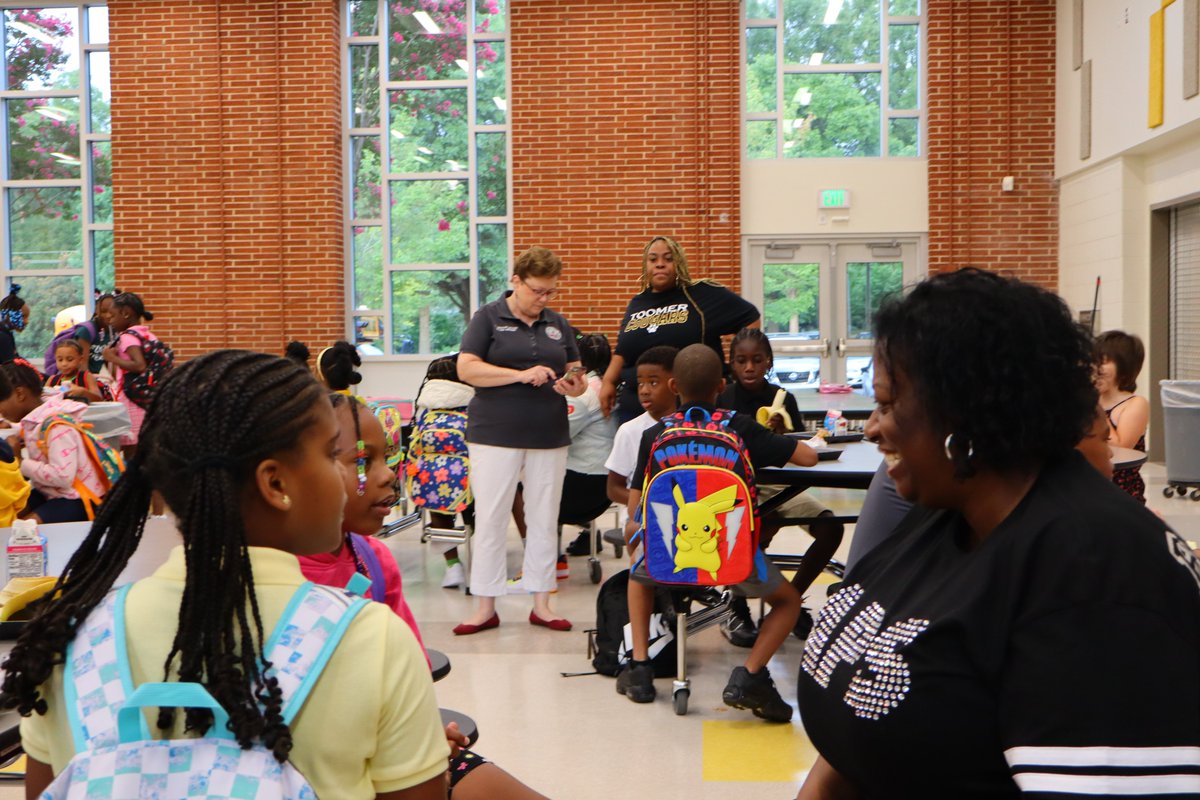 APSNutritionNow's tweet photo. Interim Superintendent, Dr. Battle @apssupt made a special visit to @toomerpta this morning, spending quality time with students over breakfast.
-
#apsnutrition #apsstudents #apsupdates https://t.co/pCy3bCJVRD