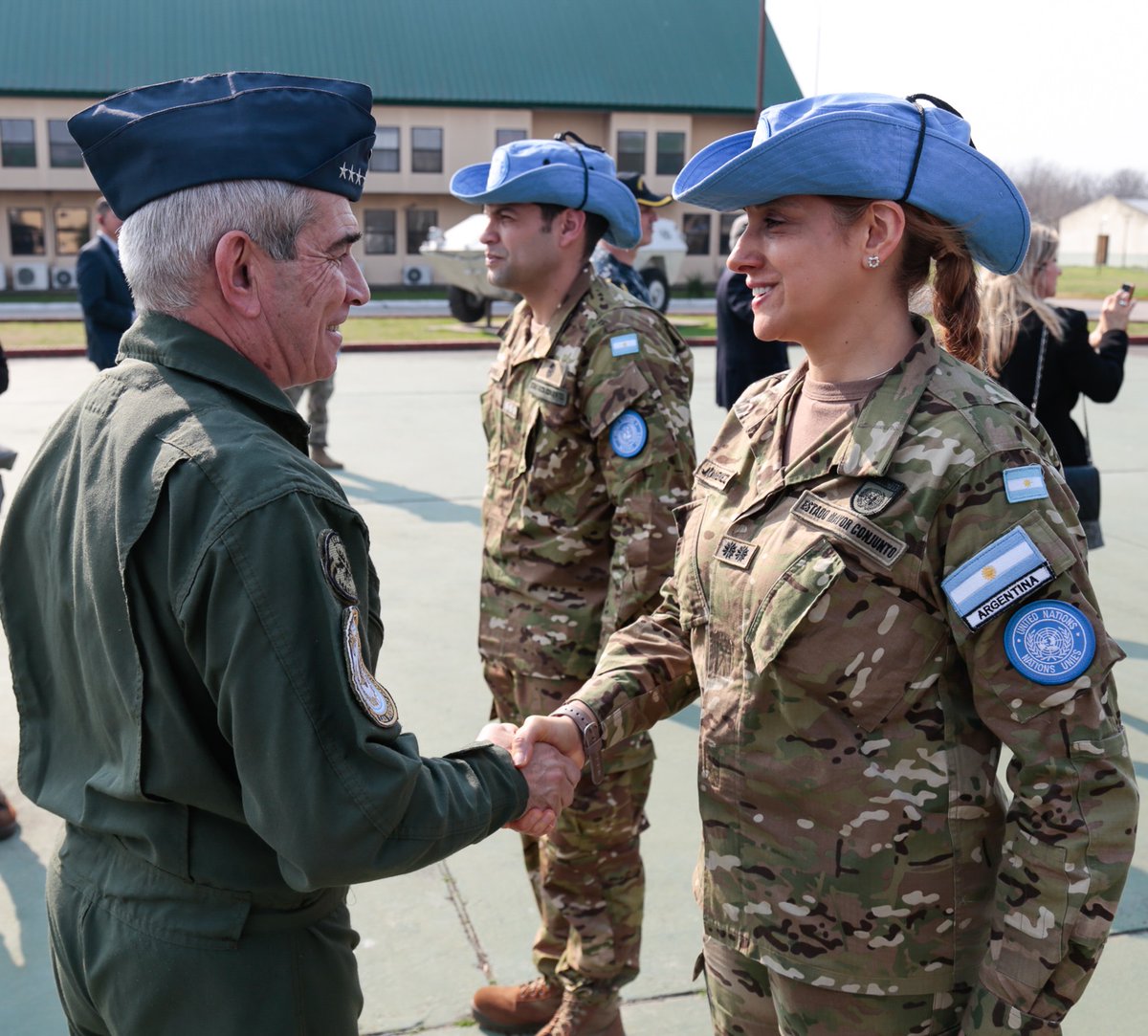 EMCFFAA_Arg's tweet photo. #HOY El jefe de @EMCFFAA_Arg brigadier general Xavier Julián Isaac junto a @luispetri despidieron a los cascos azules que integrarán la @UN_CYPRUS durante un acto en #CAECOPAZ
#UNFICYP
#EstadoMayorConjunto
#MisionesDePaz https://t.co/K4oLGctJaJ