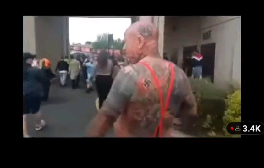 MrTibblesNewEra's tweet photo. If this is what the guy videoing calls "true British" we are in trouble.
#Sunderland https://t.co/qBoOwFInMS