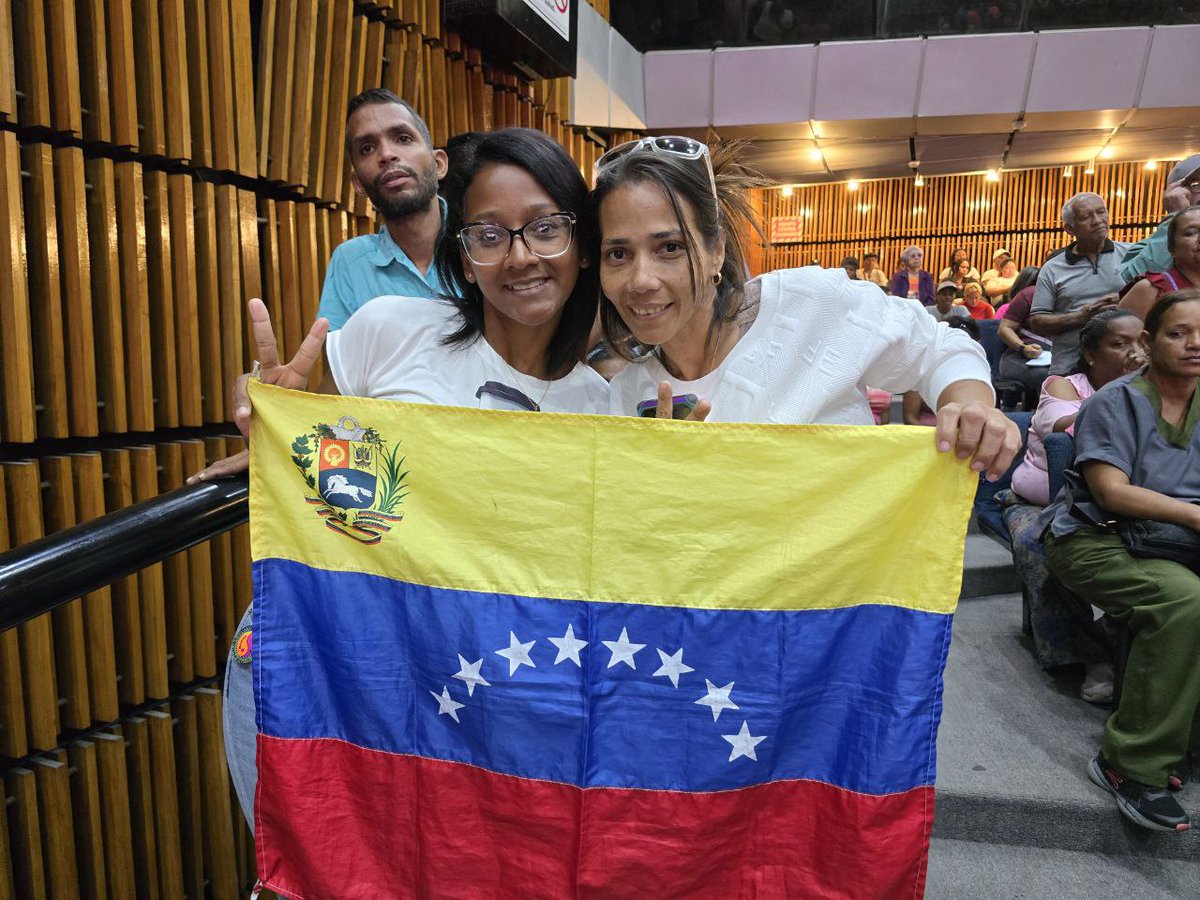 Nahumfernandezm's tweet image. 🇻🇪🗣️Sostuvimos reunión preparatoria con las estructuras del @PartidoPSUV, los movimientos sociales, UBCH, a fin de organizar la movilización de este sábado #3Ago. Vamos a la Ofensiva de la Revolución Bolivariana en apoyo a nuestro presidente @NicolasMaduro.

#MujeresPorLaPaz