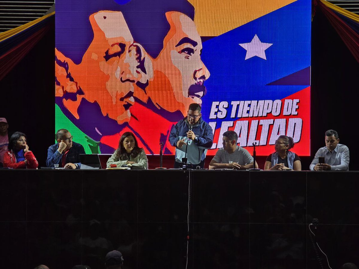 Nahumfernandezm's tweet image. 🇻🇪🗣️Sostuvimos reunión preparatoria con las estructuras del @PartidoPSUV, los movimientos sociales, UBCH, a fin de organizar la movilización de este sábado #3Ago. Vamos a la Ofensiva de la Revolución Bolivariana en apoyo a nuestro presidente @NicolasMaduro.

#MujeresPorLaPaz