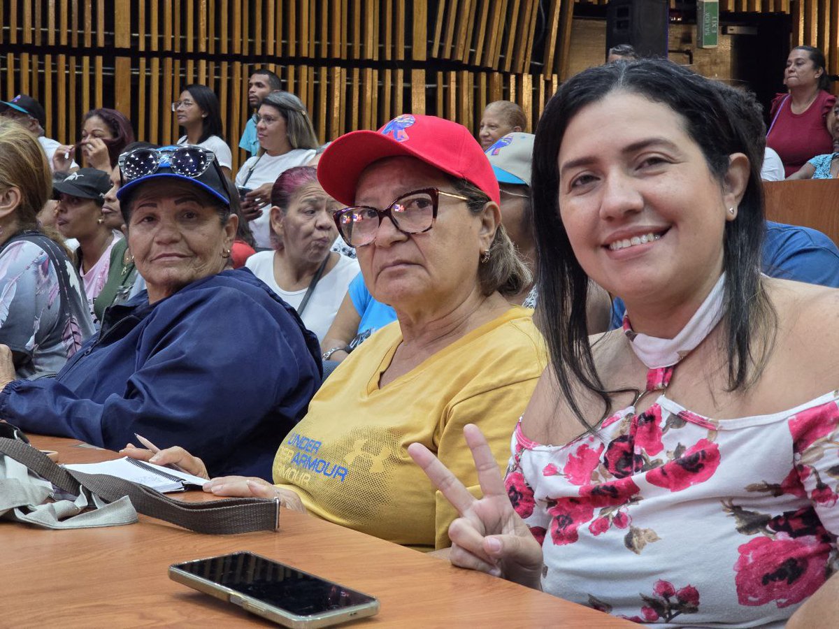 Nahumfernandezm's tweet image. 🇻🇪🗣️Sostuvimos reunión preparatoria con las estructuras del @PartidoPSUV, los movimientos sociales, UBCH, a fin de organizar la movilización de este sábado #3Ago. Vamos a la Ofensiva de la Revolución Bolivariana en apoyo a nuestro presidente @NicolasMaduro.

#MujeresPorLaPaz
