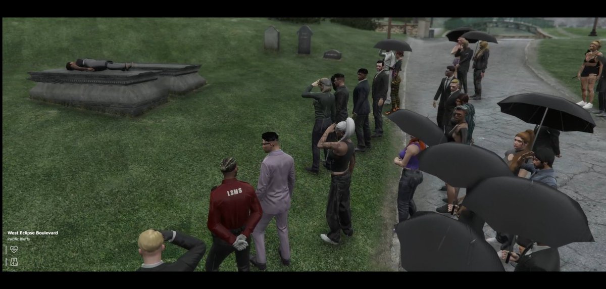 infamesinfor's tweet photo. 🪦 | Una dura despedida 

Se lleva a cabo el funeral y último adios a Kara Ludwig fallecida hace algunos días. Los amigos, compañeros y gente cercana  de Kara hacen presencia en cementerio donde logran despedirse de esta gran persona y gran profesional https://t.co/CNukXKjzJ6