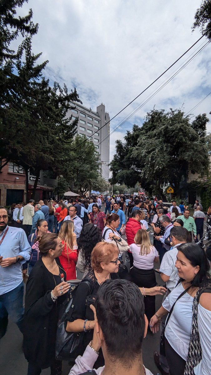 Todos fuera en <a href="/FOVISSSTEmx/">FOVISSSTE</a> con un poco de estrés pero bien #alertasismica #cdmx