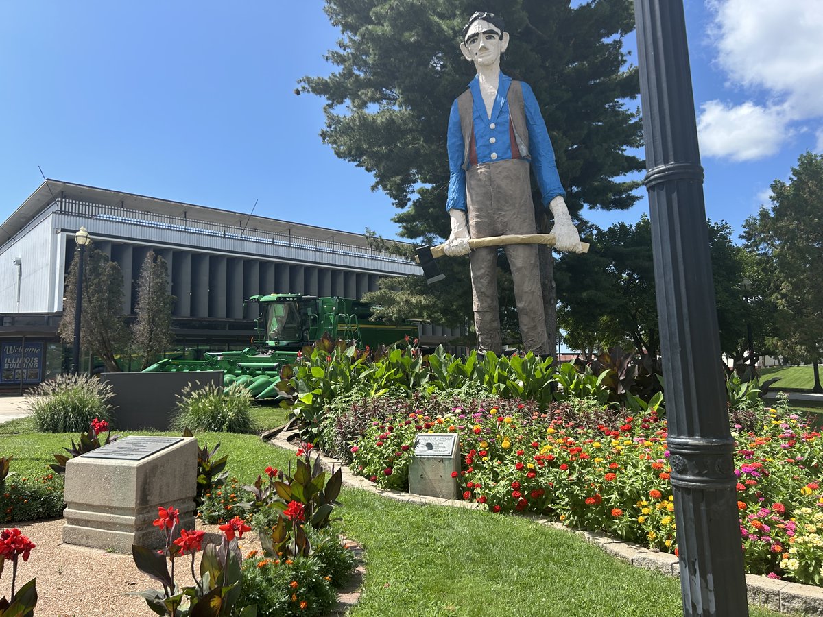 sloanimplement's tweet photo. The @ILStateFair is just under a week away! Be sure to stop, snap a picture by the John Deere equipment and tag us in your photos!
#johndeere #sloanimplement #ilstatefair https://t.co/Q9JSK9bgFh