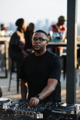 Punk Mbenzi has been steadily cooking for the past hour. I feel for the next DJ he better up his game 👏👏 #URChannelO