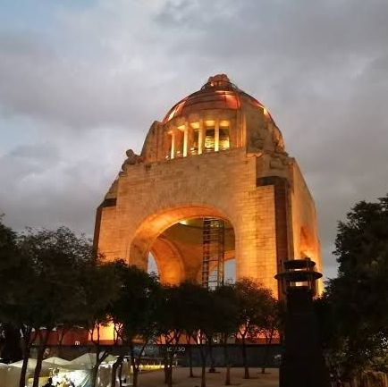 Anoche nos unimos a los pacientes, cuidadores, familiares, equipos médicos tratantes, para visibilizar el #cáncerderiñón, iluminando los monumentos de Paseo de la Reforma y a La Revolución en CDMX. 

#NecesitamosEscuchar #CáncerRenal #díamundialdelcáncerrenal #cáncerderiñón