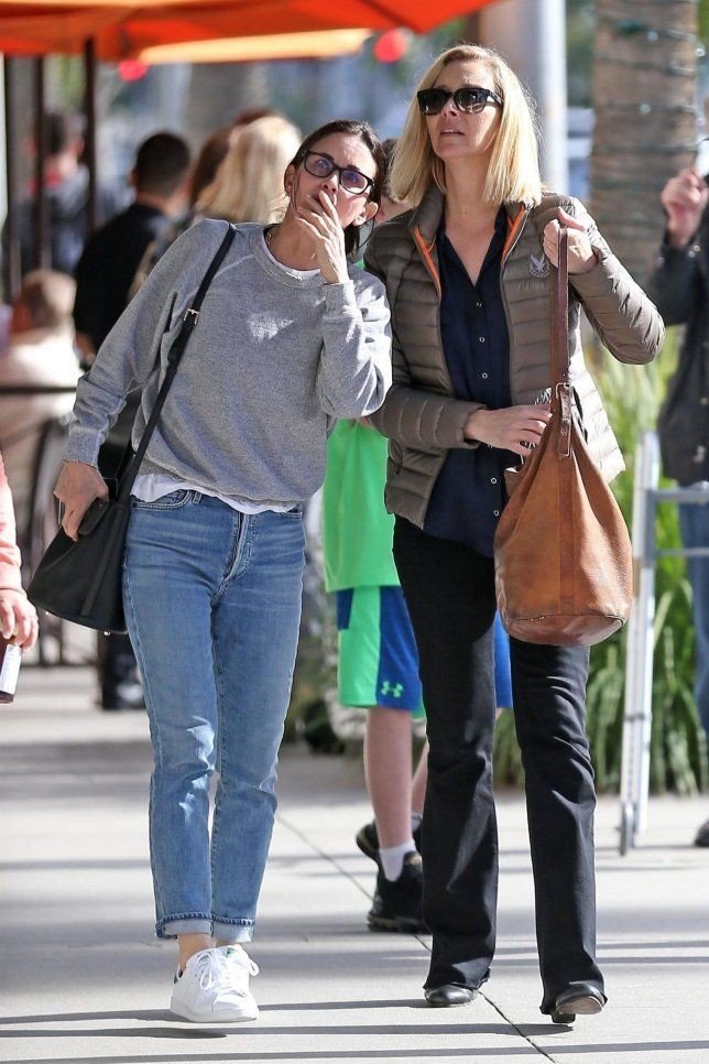 Lisa Kudrow and Courteney Cox doing some shopping together.