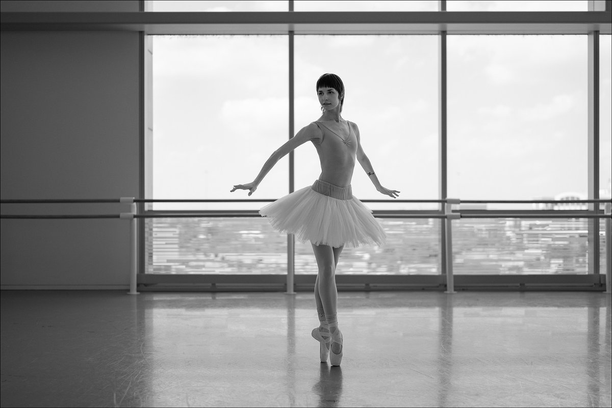 Ballerinaprjct's tweet photo. Max Richter in the ballet studio.
@mackensova #MaxRichter #BallerinaProject #ballerina #ballet #balletstudio #SwanLake #dance
Purchase a Ballerina Project limited edition print or Instax Collection: https://t.co/6lkvMs9eNf https://t.co/SaXuC0Y1jv