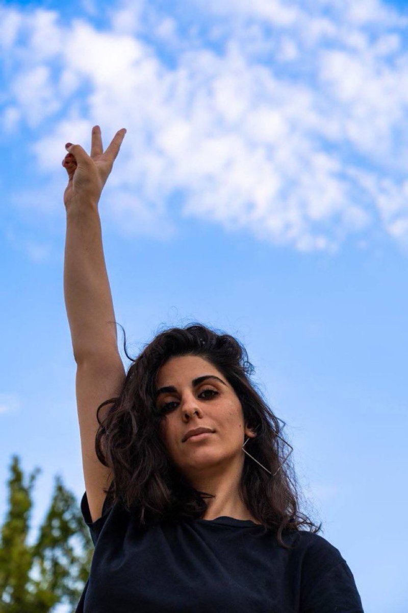 La activista por los derechos de las mujeres y contra el velo obligatorio, #SepidehRashno, comienza su condena de cuatro años de prisión.

Lejos, en Irán.