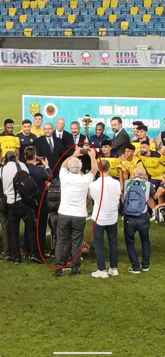 ankarastory_'s tweet photo. @Ankaragucu Önemli bir kupa kazanıyoruz adam akıllı bir fotoğrafçımız bile yok gerçekten çok yazık.

Lütfen bu basın işlerini önemseyiniz! https://t.co/Ci8oBgwLCE