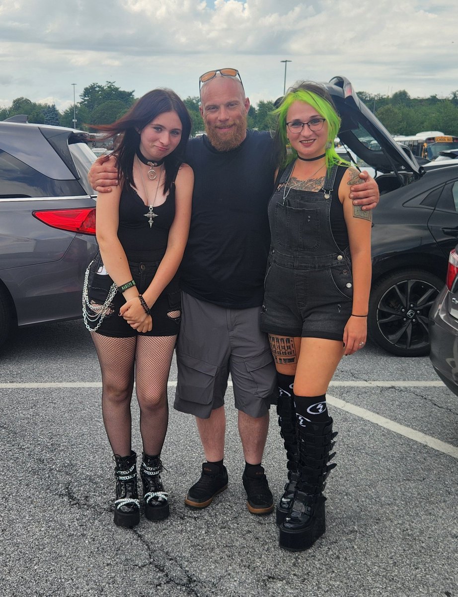 clownscoutneeds's tweet photo. #MarilynManson Family Experience. They just keep threatening to throw up, die, or cry. https://t.co/qlCKOq9vBz