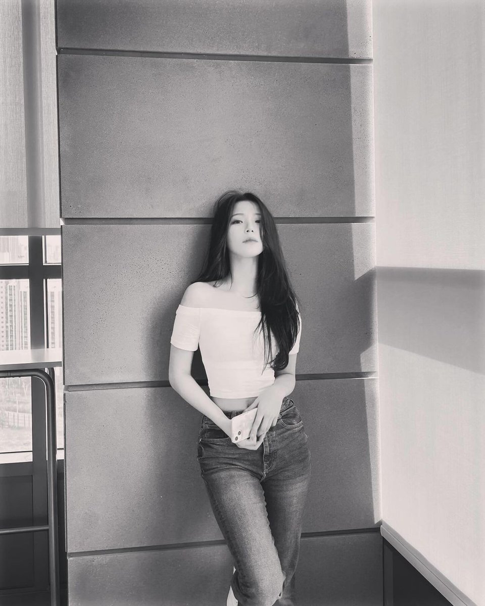 jiheonnd's tweet photo. what the kind of girl is this? https://t.co/3udODXGrma