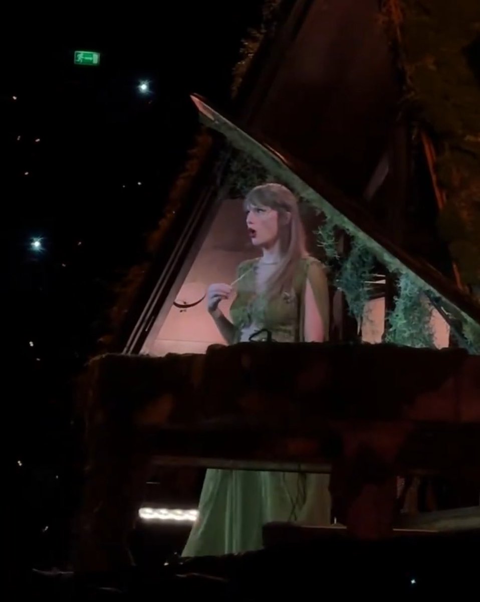 GREEN!!!!! #WarsawTSTheErasTour #TaylorSwift