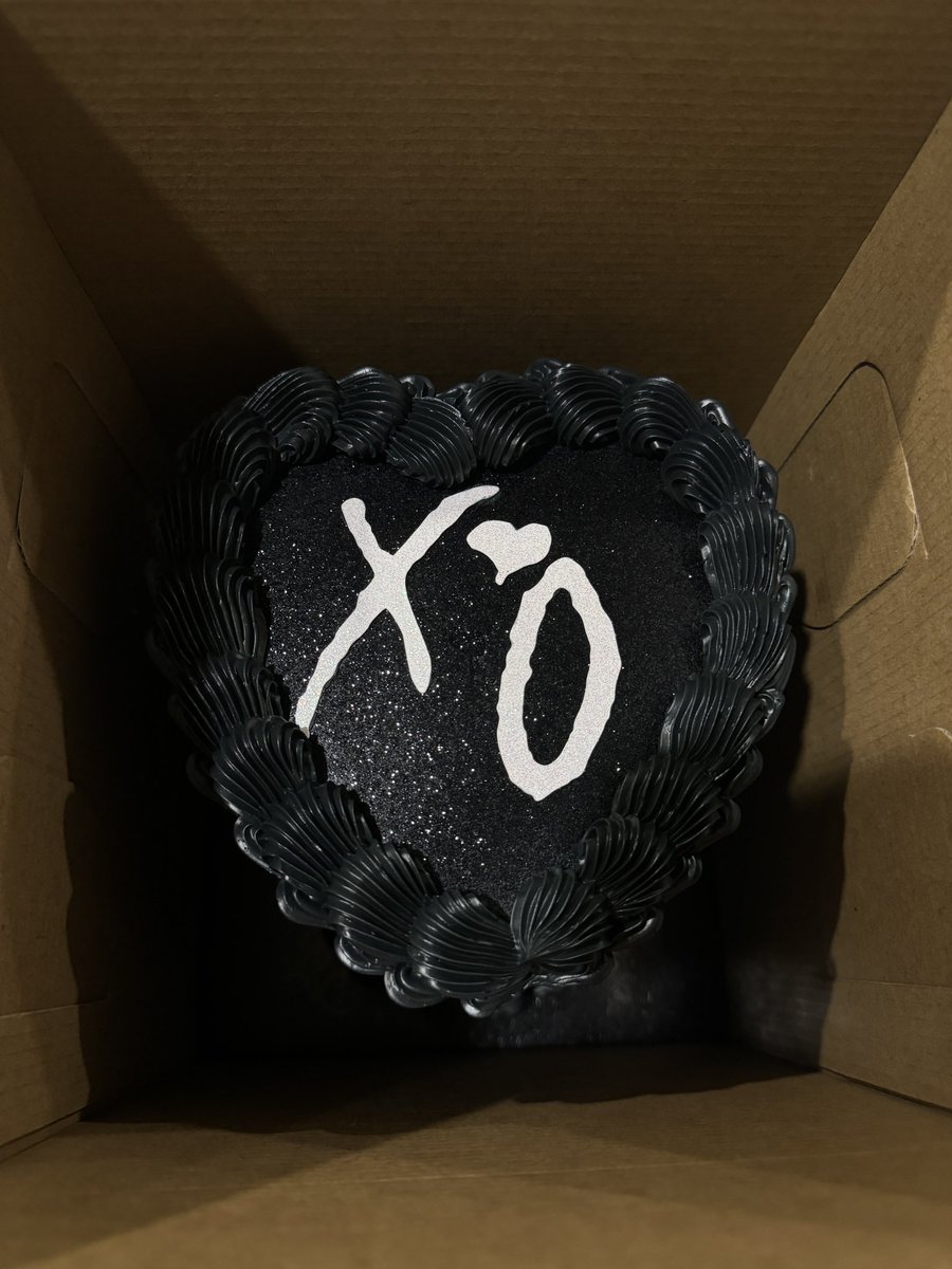 xxoottwwoodd's tweet photo. having an xo cake on my birthday>> https://t.co/iytq5FU9DQ