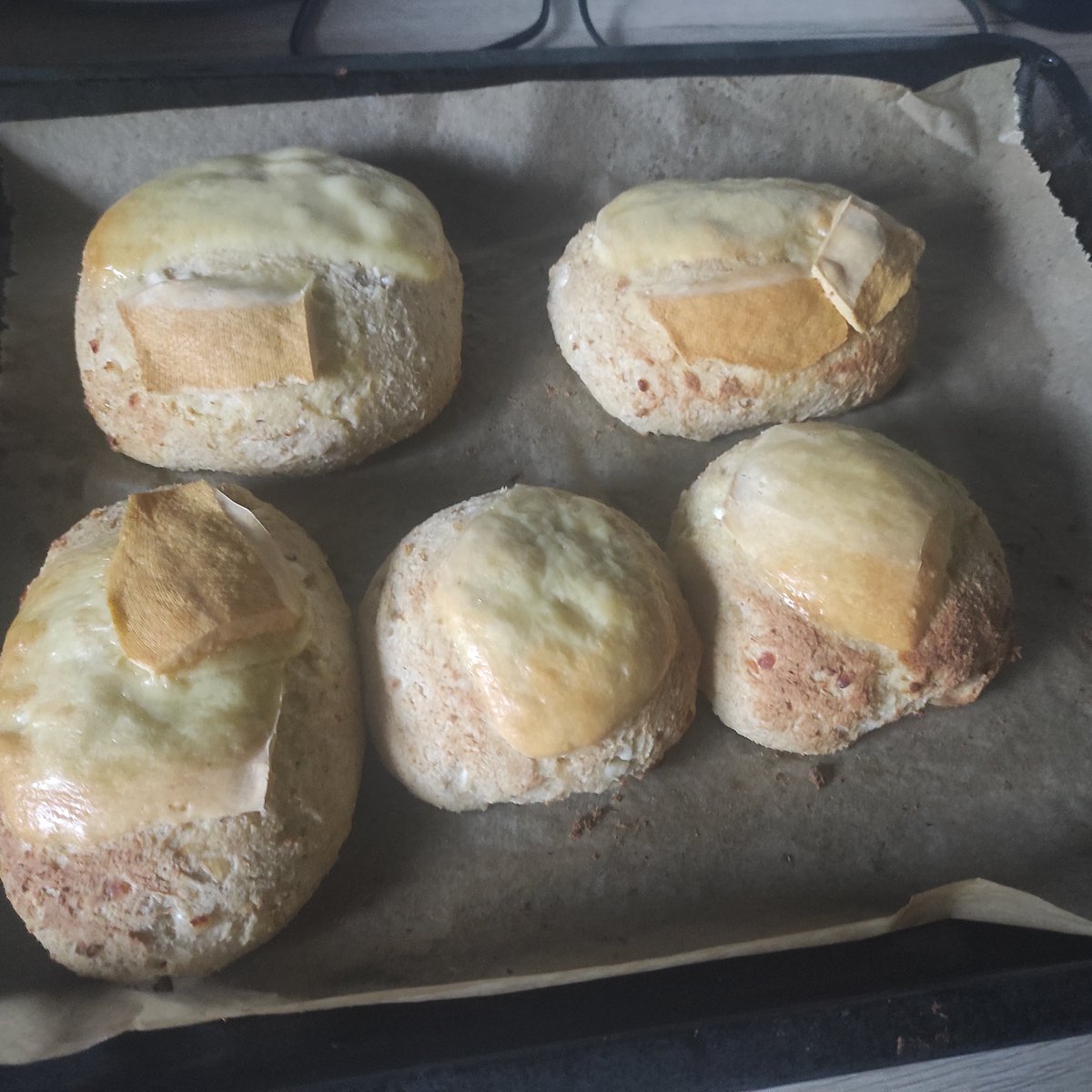 Ich habe keto Pizzabrötchen gebacken. Das ist das einzige, was ich tatsächlich noch teils hart gecraved habe.
Und nun habe ich ein Rezept für ketogenen Hefeteig, ich bin so glücklich.
Es schmeckt so gut 😭