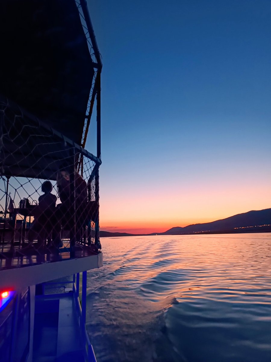 'Sonra belki çay içeriz. 
Şansımız varsa yağmur da yağar. 
Güzel şeyler olur belki.'