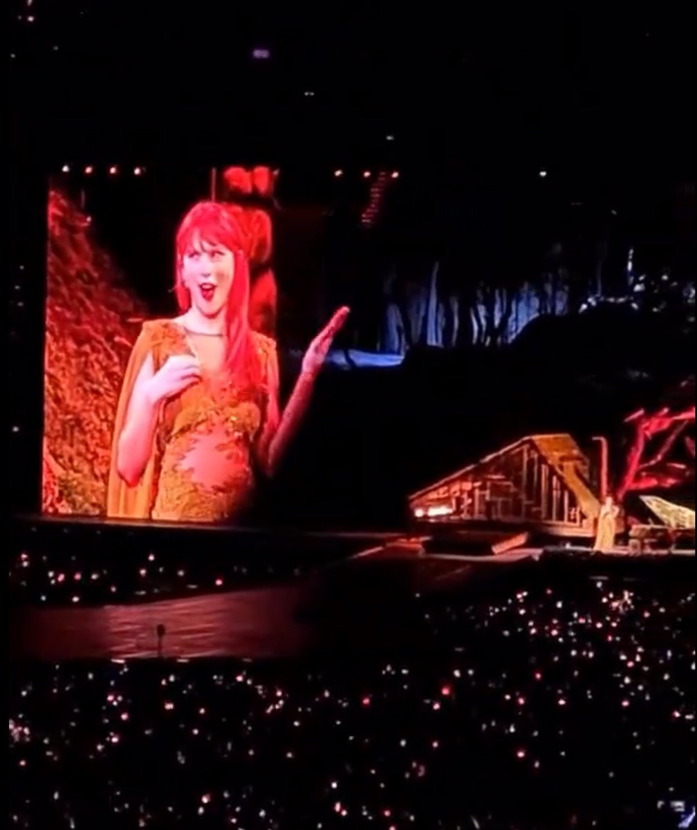She's so cute #WarsawTSTheErasTour