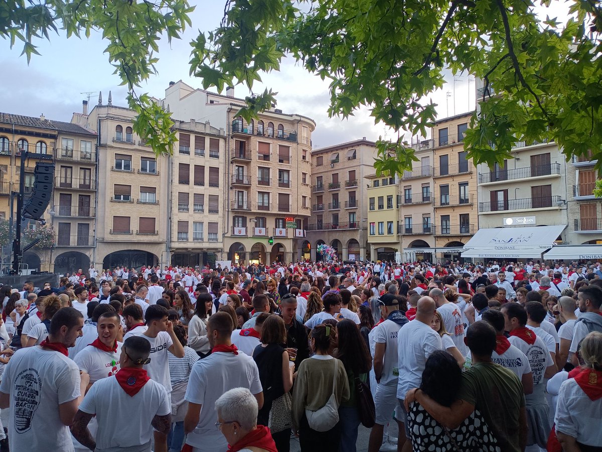 kotarroeus's tweet photo. Plaza beteta, #Lizarra|ko bi peñen pankartak ikusgai. Herri kolore anitza, udal gobernu #grisa!! https://t.co/dV2AOQxmIC