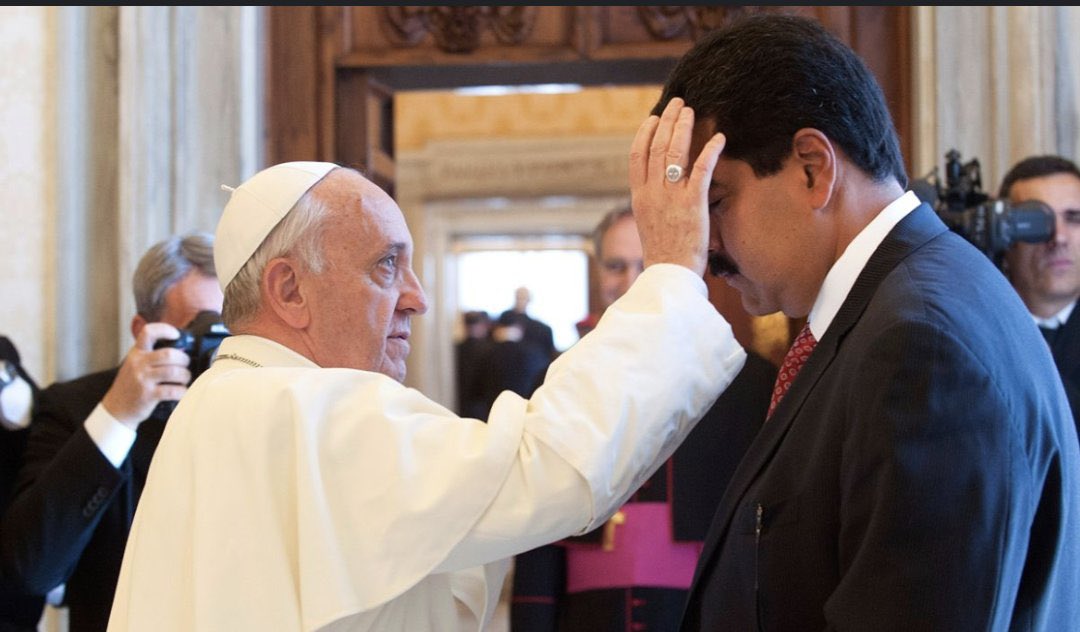 juliovschneider's tweet photo. Estimado @Pontifex_es seu silêncio com a Venezuela e as mortes causadas por esse assassino me envergonham https://t.co/7N6hyJS4uF