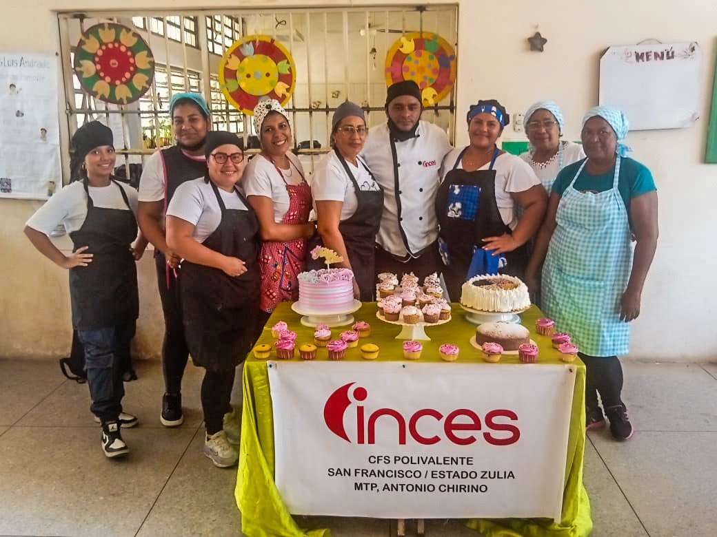 ¡ Junto al talento repostero ! 

En el cfs San Francisco del Inces Zulia, bajo la guía del talentoso maestro Antonio Chirinos, un grupo de participantes encontró en la repostería una vía para el crecimiento productivo y el emprendimiento 

#MujeresPorLaPaz
#LaTécnicaQueInspira
