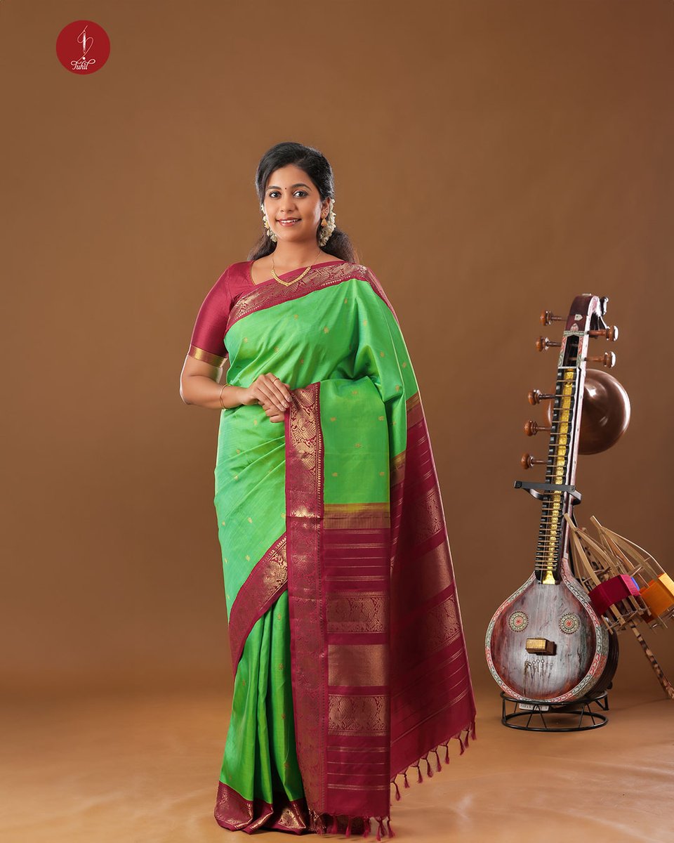 houseoftuhil's tweet photo. When the Peacock met the Parrot... Shop this pure silk Kanchipuram saree online at https://t.co/x80AXYOTJQ
.
#Shanta #HouseOfTuhil #SilkWeaving #TraditionalCraft https://t.co/OQz7wVChHY
