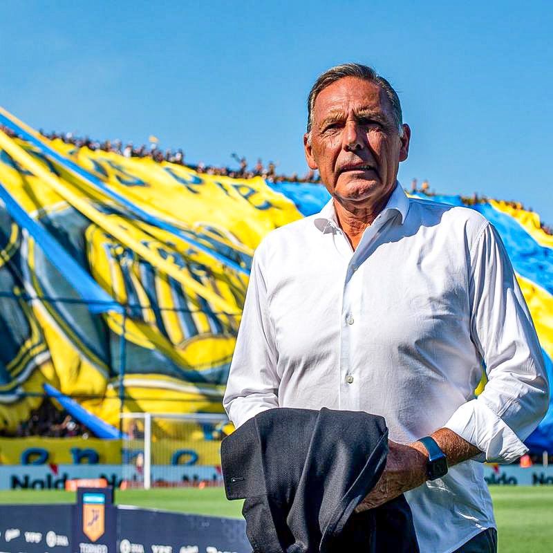 detaquito17's tweet photo. Ponerte en palabras, ni Fontanarrosa daría en la tecla. Viniste siempre, hasta cuando no te merecíamos. Sos la historia del club. Los que tienen mi edad lo comprenderán, hace desde los 10 años que te veo sentado ahí. Yo miro el banco y veo a Don Ángel y después a vos. Te amo. https://t.co/5uGNFgWN2S
