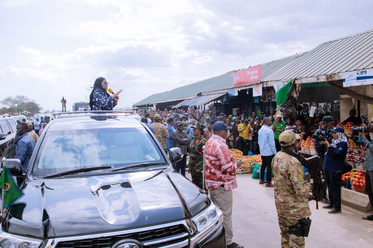 ikulumawasliano's tweet photo. Rais wa Jamhuri ya Muungano wa Tanzania Mhe. Dkt. Samia Suluhu Hassan akizungumza na Wafanyabiashara wa mbogamboga na matunda mara baada ya kusimama eneo la Dumila darajani katika muendelezo wa ziara yake ya Kikazi Mkoani Morogoro tarehe 02 Agosti, 2024. https://t.co/TfcP51Z6bo