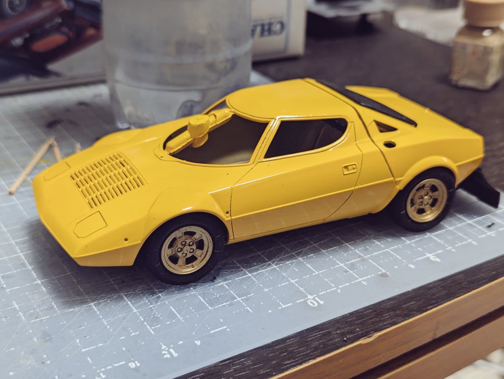 500f3's tweet image. #2mgandini は結局多忙により延長線にすら参加できなかったのですが、ストラトス自体は本当にわずかずつ進めてまして、今日ようやっとボディカラーが塗れました。
イラスト依頼も大分落ち着いたので、もう数週間くらいは少しずつ触れるかな。