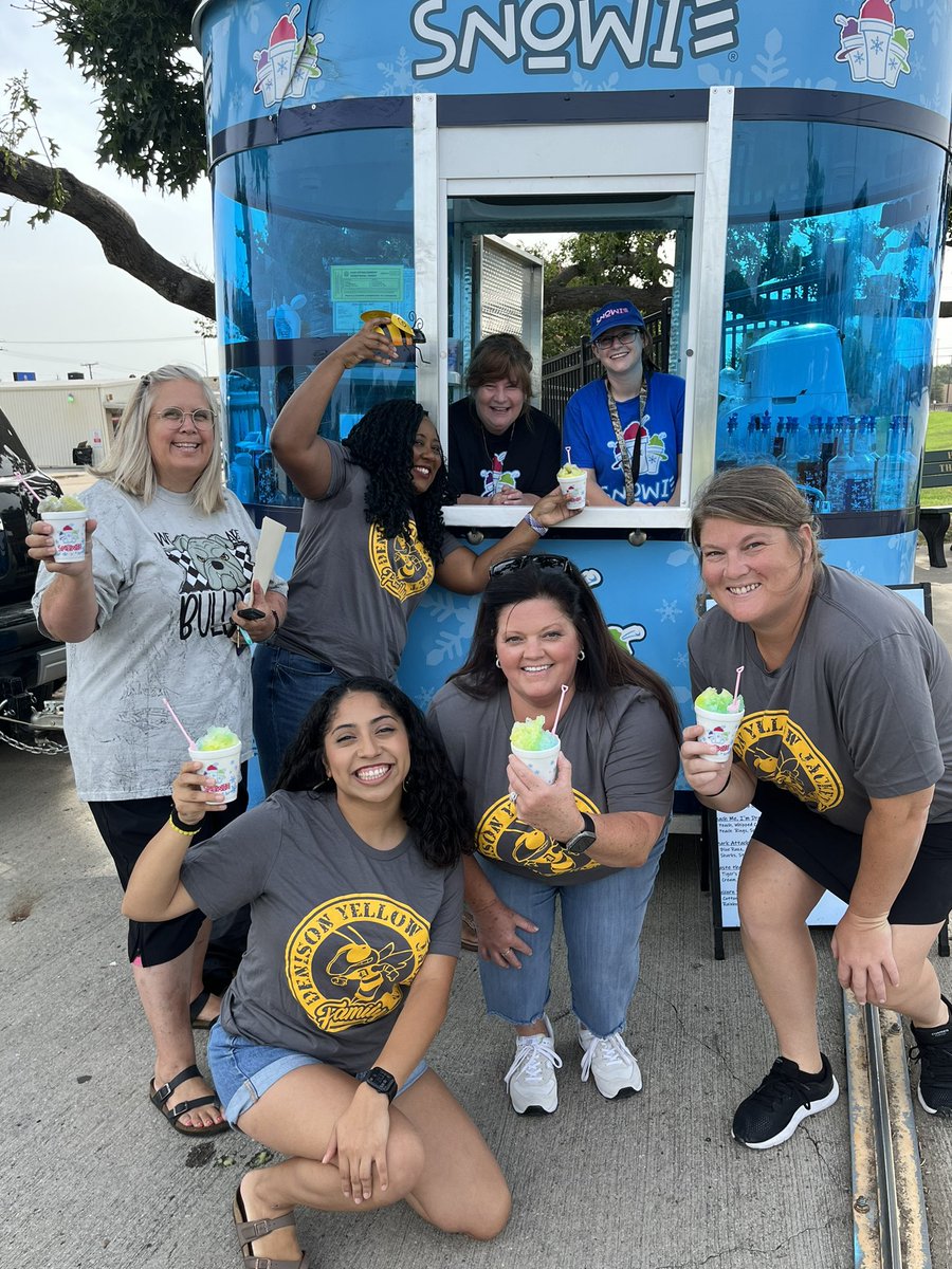 bulldogs today, yellow jackets tomorrow !! 💙🐝 enjoying our snowcones with our pride colors !! #bulldogs #denisonisd #houston <a href="/denisonisd/">𝗗𝗲𝗻𝗶𝘀𝗼𝗻 𝗜𝗦𝗗</a> <a href="/DISDLearns/">𝐃𝐞𝐧𝐢𝐬𝐨𝐧 𝐈𝐒𝐃 𝐋𝐞𝐚𝐫𝐧𝐬</a>