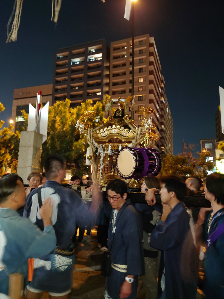 iwaijinja's tweet photo. 例祭終了後の夕刻より、各町会での神輿渡御と神社への神輿宮入参拝に向けて、御霊入れ神事を執り行いました。
#磐井神社 #神社 #神道 #開運 #導き #感謝 #例祭 #神輿 #大森海岸 https://t.co/kVQJTuKaEN
