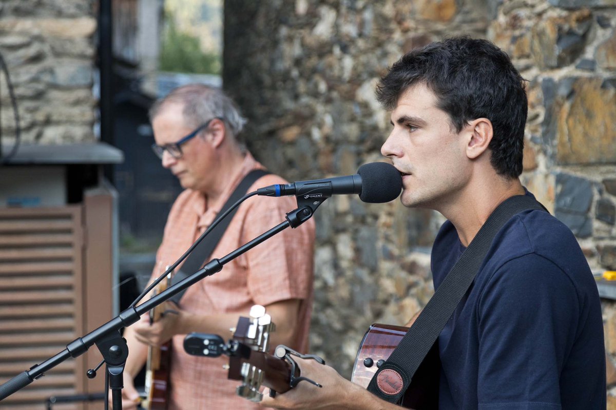 Algunes fotos del bolo d'ahir a Sispony amb el súper @davidtecnic 🙏😎🎸 Moltes gràcies als que vau omplir l'espai en aquest lloc tan especial. <a href="/comudelamassana/">Comú de la Massana</a>
