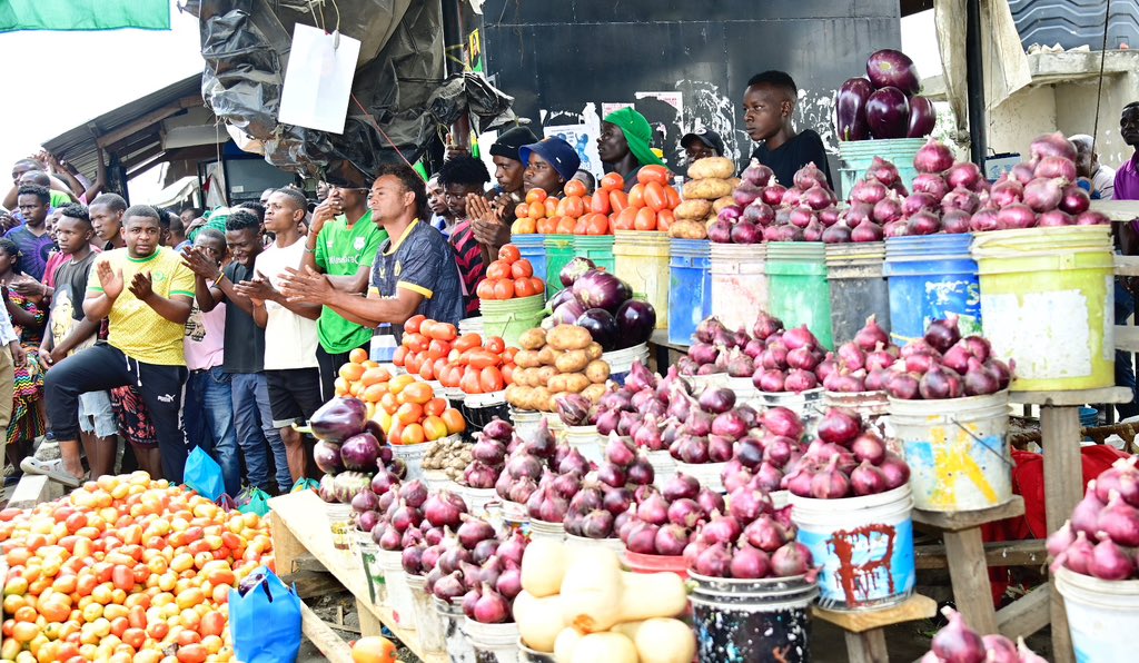 ikulumawasliano's tweet photo. Wafanyabiashara wa mbogamboga na matunda wakimsikiliza Rais wa Jamhuri ya Muungano wa Tanzania Mhe. Dkt. Samia Suluhu Hassan mara baada ya kusimama katika eneo la Dumila darajani, Kilosa Mkoani Morogoro tarehe 02 Agosti, 2024. https://t.co/XzbriINrxM