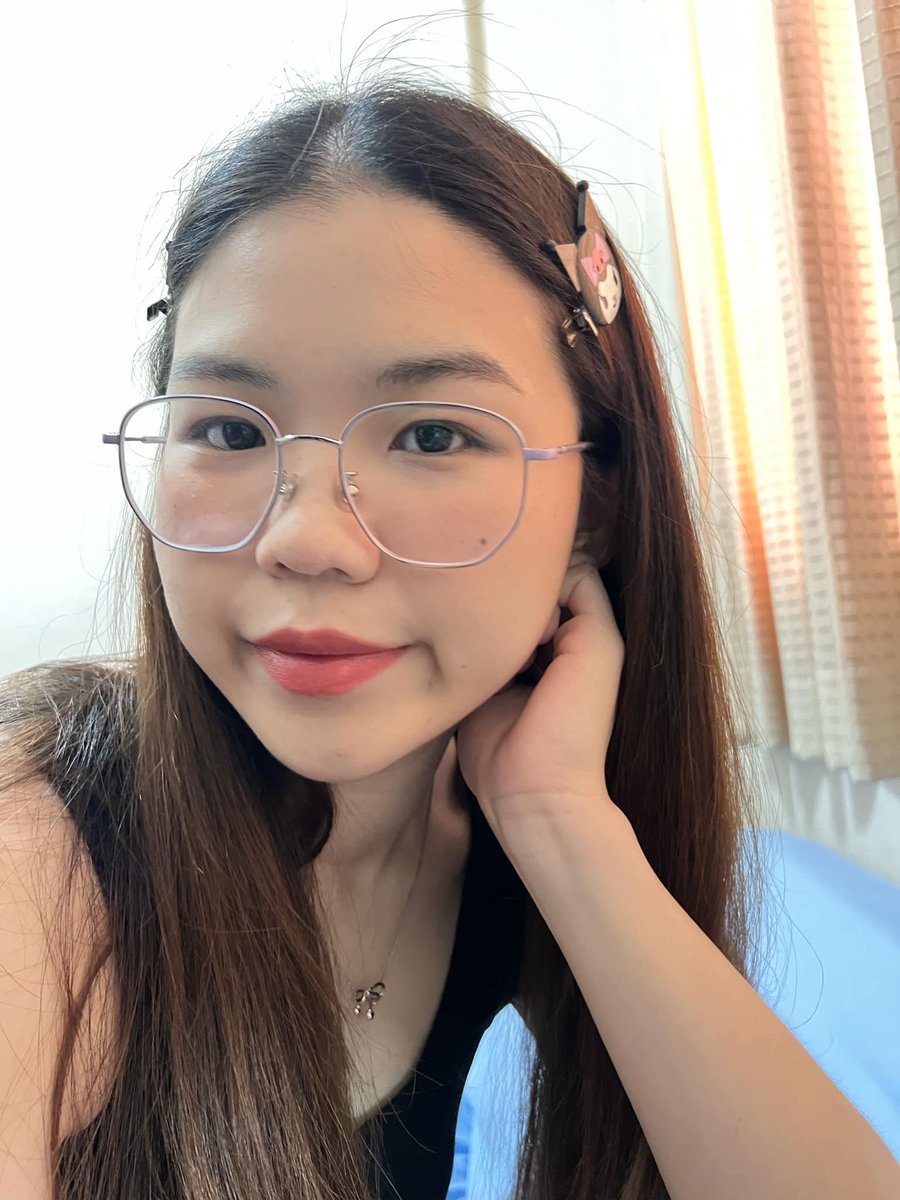 เกิดมาพึ่งเคยเจอคุชชั่นแบบกลืนไปกับสีผิว AR the skin cushion rose radiant spf50 pa+++ เนียนมาก เบลอรูขุมขนมิด ปิดรอยแดงจากสิวได้ดีมากกก ไม่มันเลยแบบแมทไปกับผิว แทบไม่ต้องลงแป้ง แถมมีกันแดด ละตัวพัฟของเค้าคือนุ่มมากช่วยให้สีคุชชั่นกลืนไปกับผิวยิ่งขึ้นไปอีก