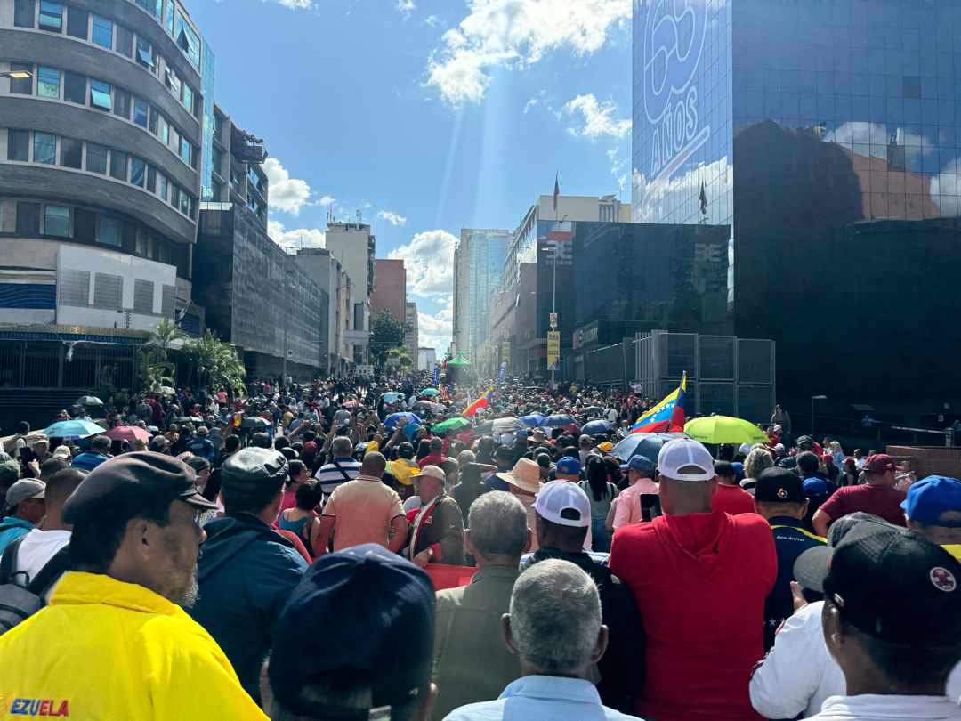 Los trabajadores y trabajadoras en Venezuela estamos con nuestro presidente <a href="/NicolasMaduro/">Nicolás Maduro</a>.

<a href="/MinTrabajoVE/">Ministerio del PP para el Proceso Socia de Trabajo</a> presente y activos para apoyar los resultados oficiales del <a href="/cneesvzla/">cneesvenezuela</a>