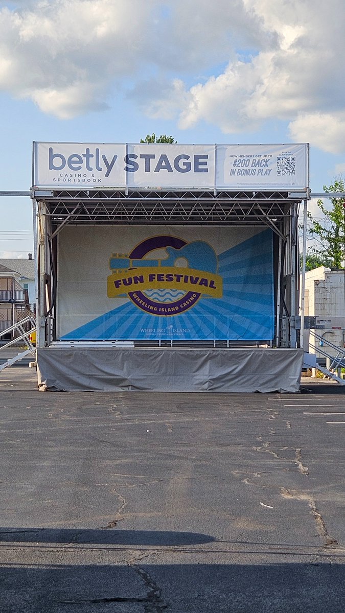 WheelingCasino's tweet photo. Get ready for the Wheeling Island Fun Festival 🎉 today from 1pm-10pm for endless games, Live music🎵, carnival rides and local food trucks 🍔. Admission is absolutely free! Hurry, don't miss out! #FunFestival #WheelingIsland 🎈
https://t.co/C9ziccsy6u https://t.co/MfQxIck2wG