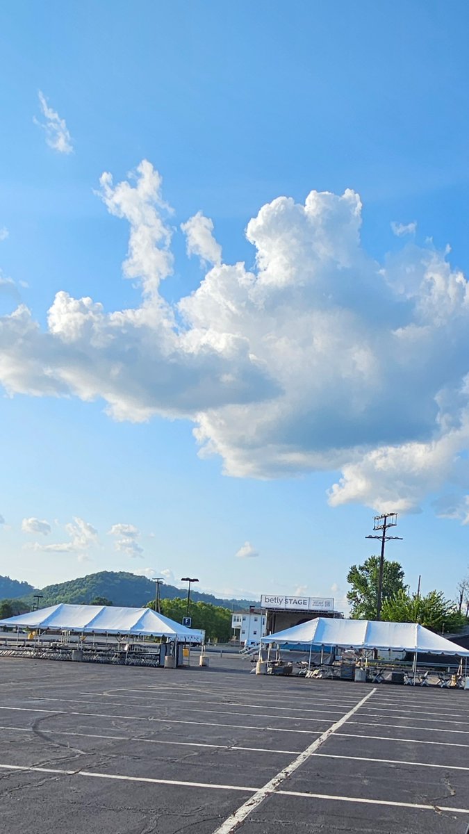 WheelingCasino's tweet photo. Get ready for the Wheeling Island Fun Festival 🎉 today from 1pm-10pm for endless games, Live music🎵, carnival rides and local food trucks 🍔. Admission is absolutely free! Hurry, don't miss out! #FunFestival #WheelingIsland 🎈
https://t.co/C9ziccsy6u https://t.co/MfQxIck2wG